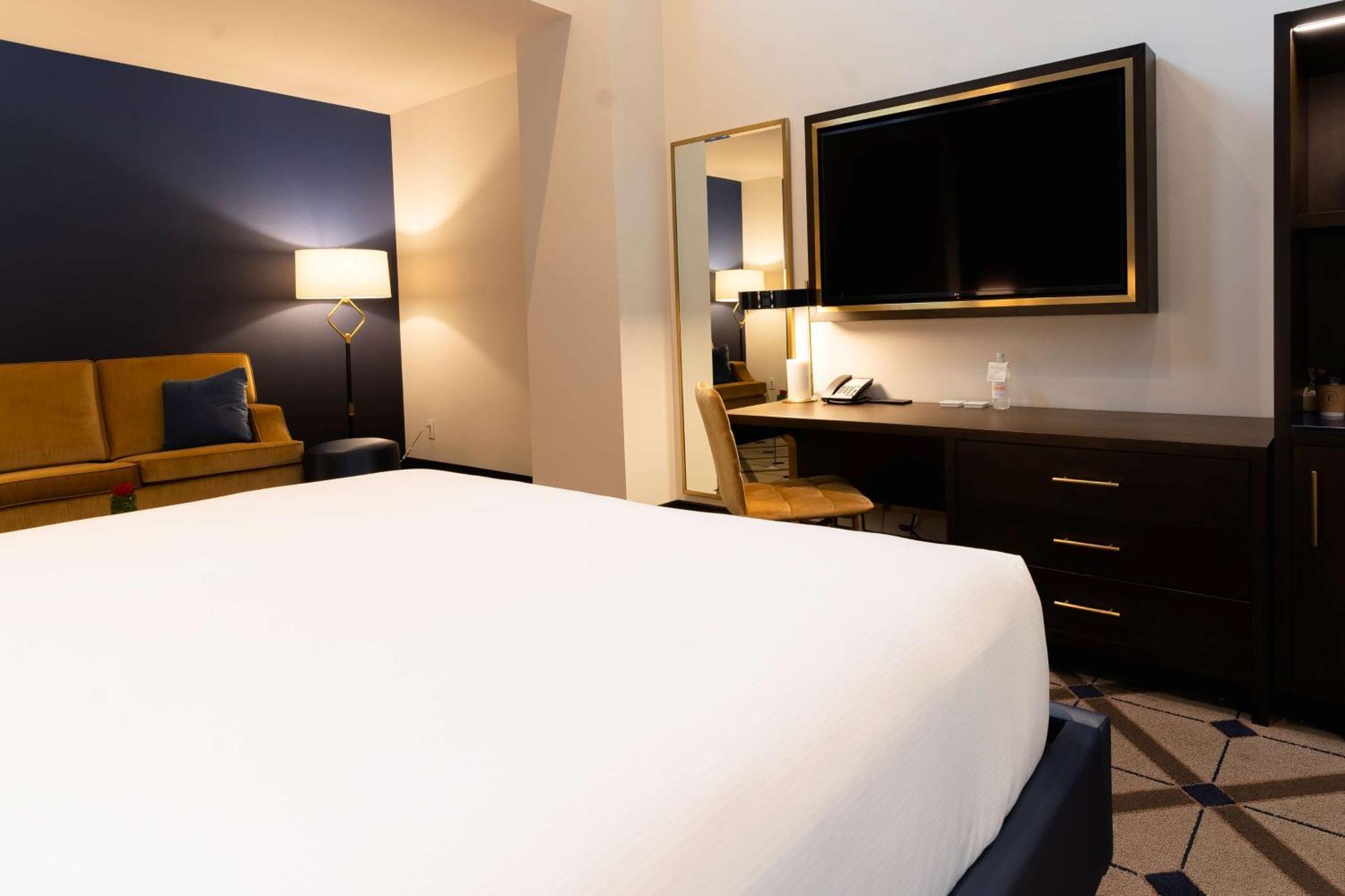 Corner King Room with City View,1557071029:JPEG