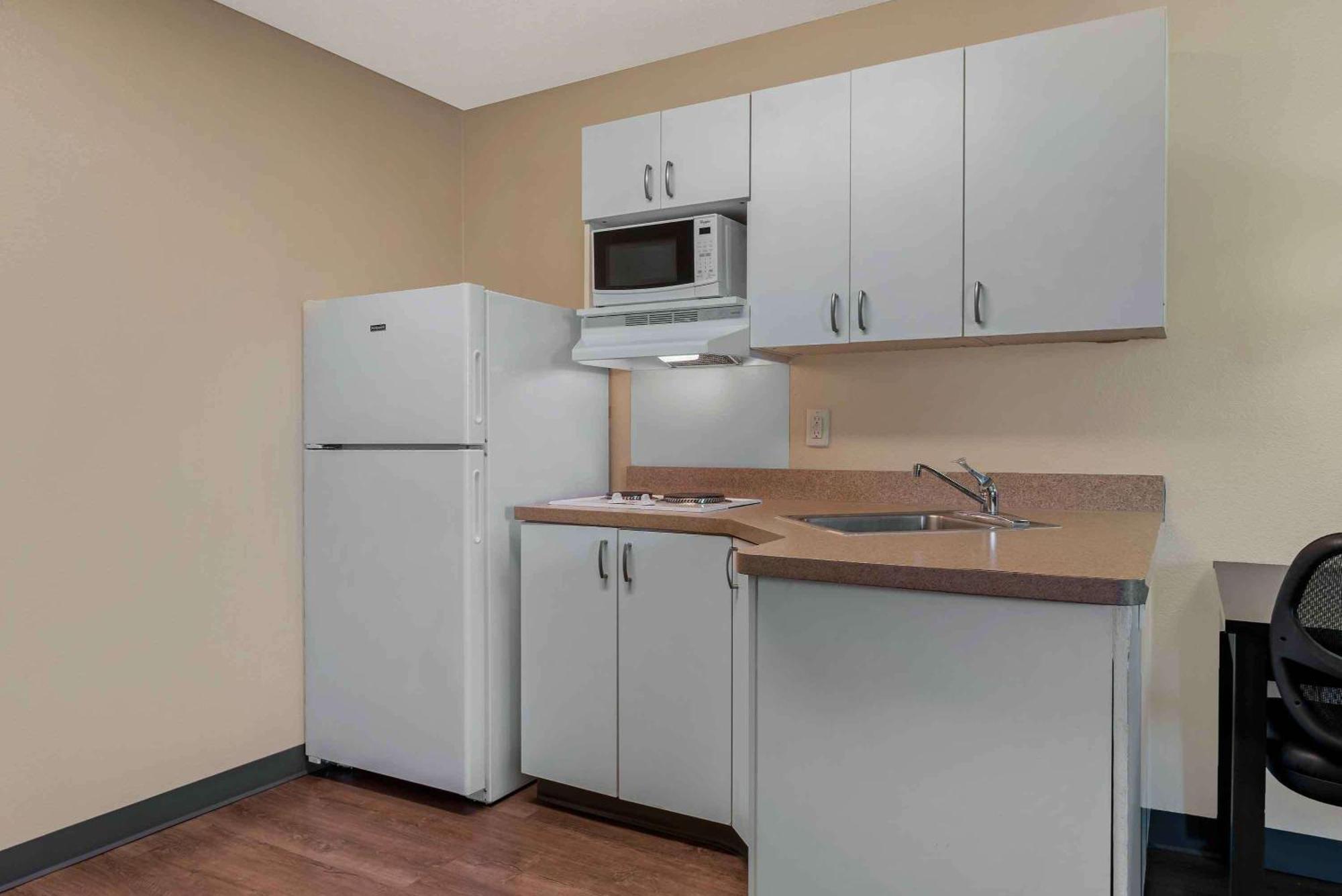 1 Queen Bed | ADA or RI Shower or Smoking or Kitchen