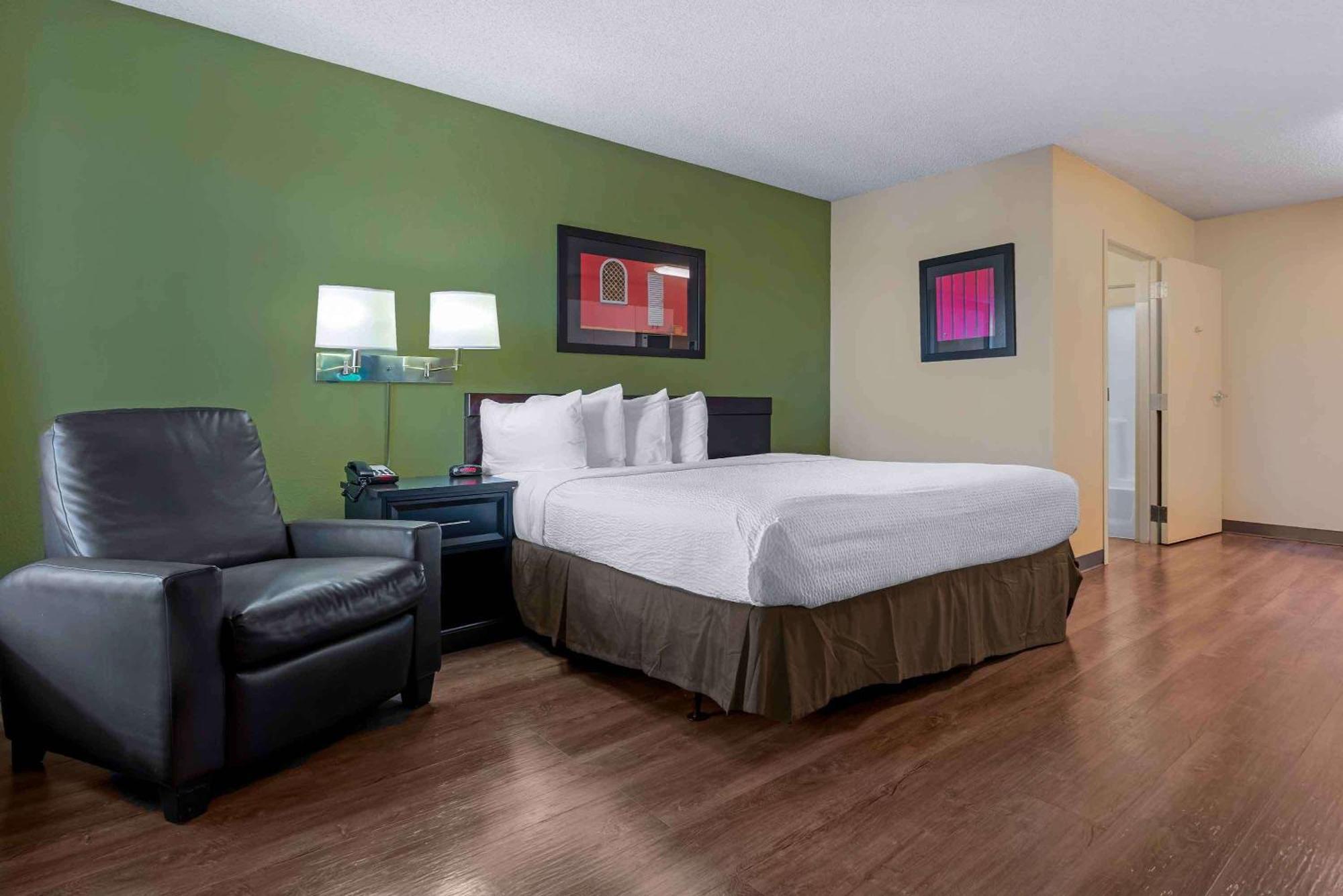 1 Queen Bed | ADA or RI Shower or Smoking or Kitchen