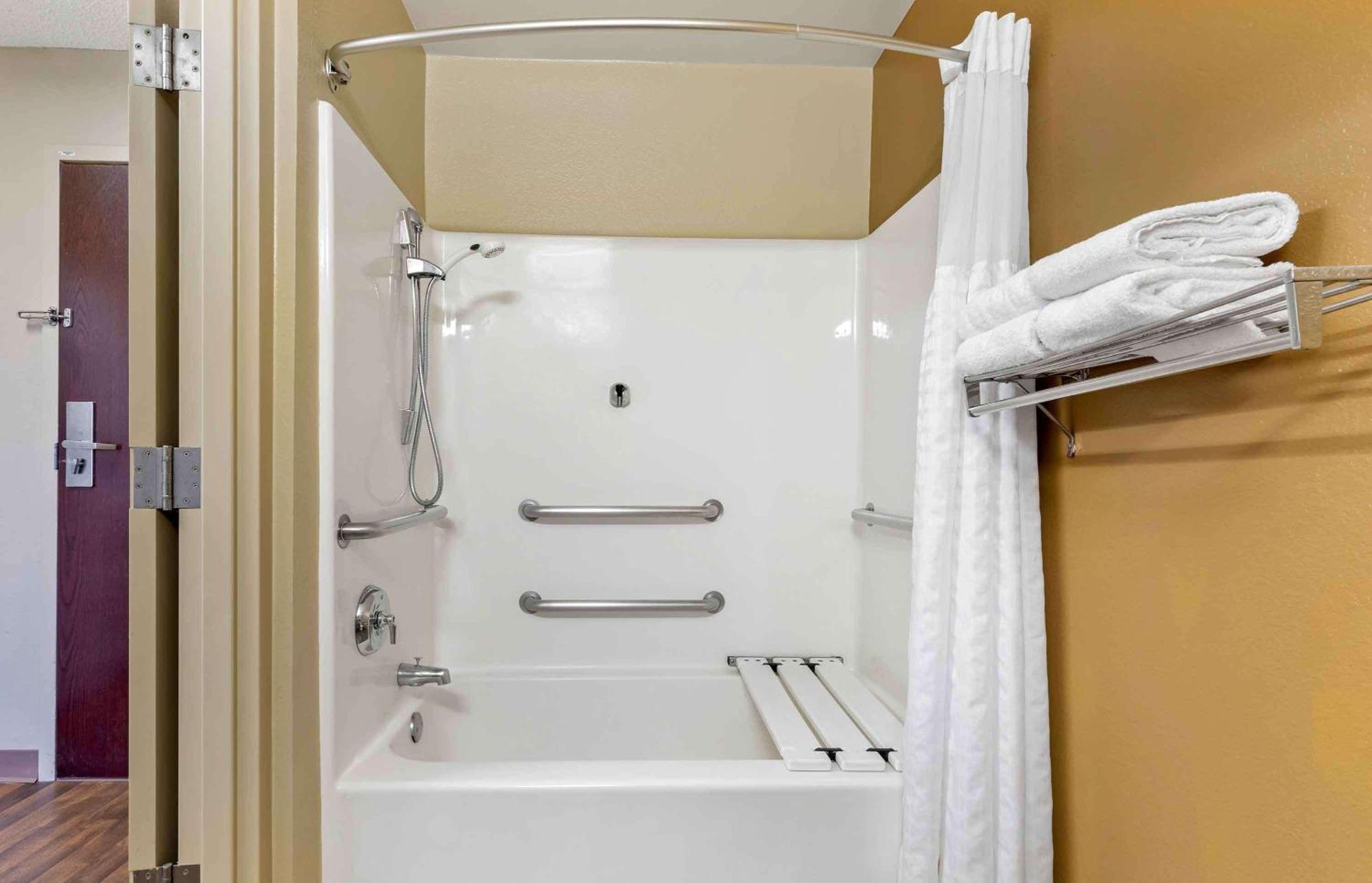 1 Queen Bed | ADA or RI Shower or Smoking or Kitchen