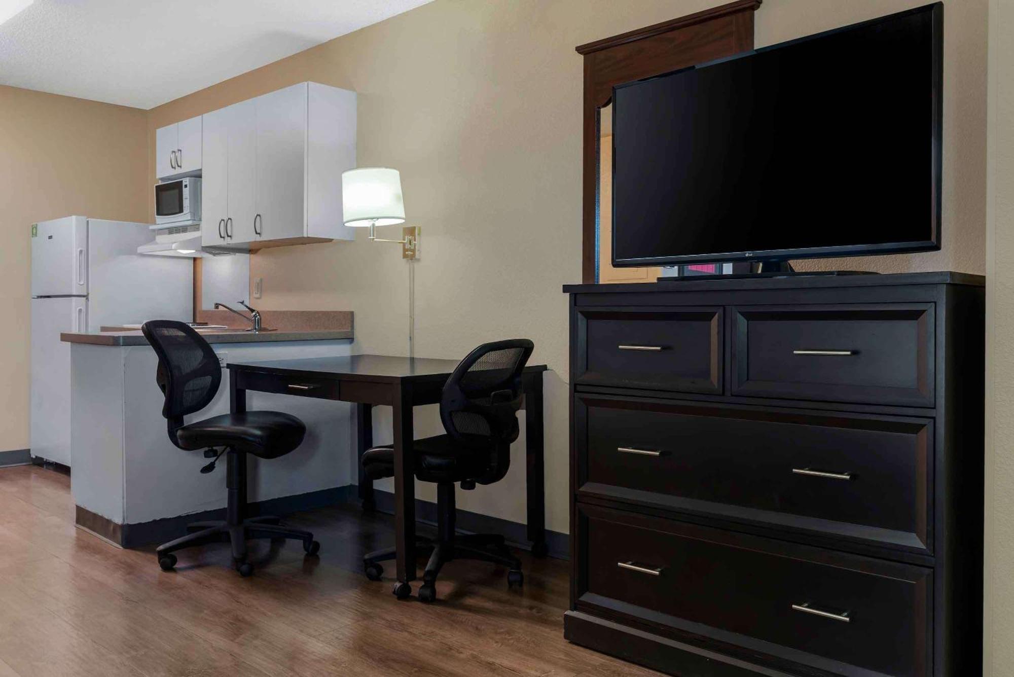 1 Queen Bed | ADA or RI Shower or Smoking or Kitchen