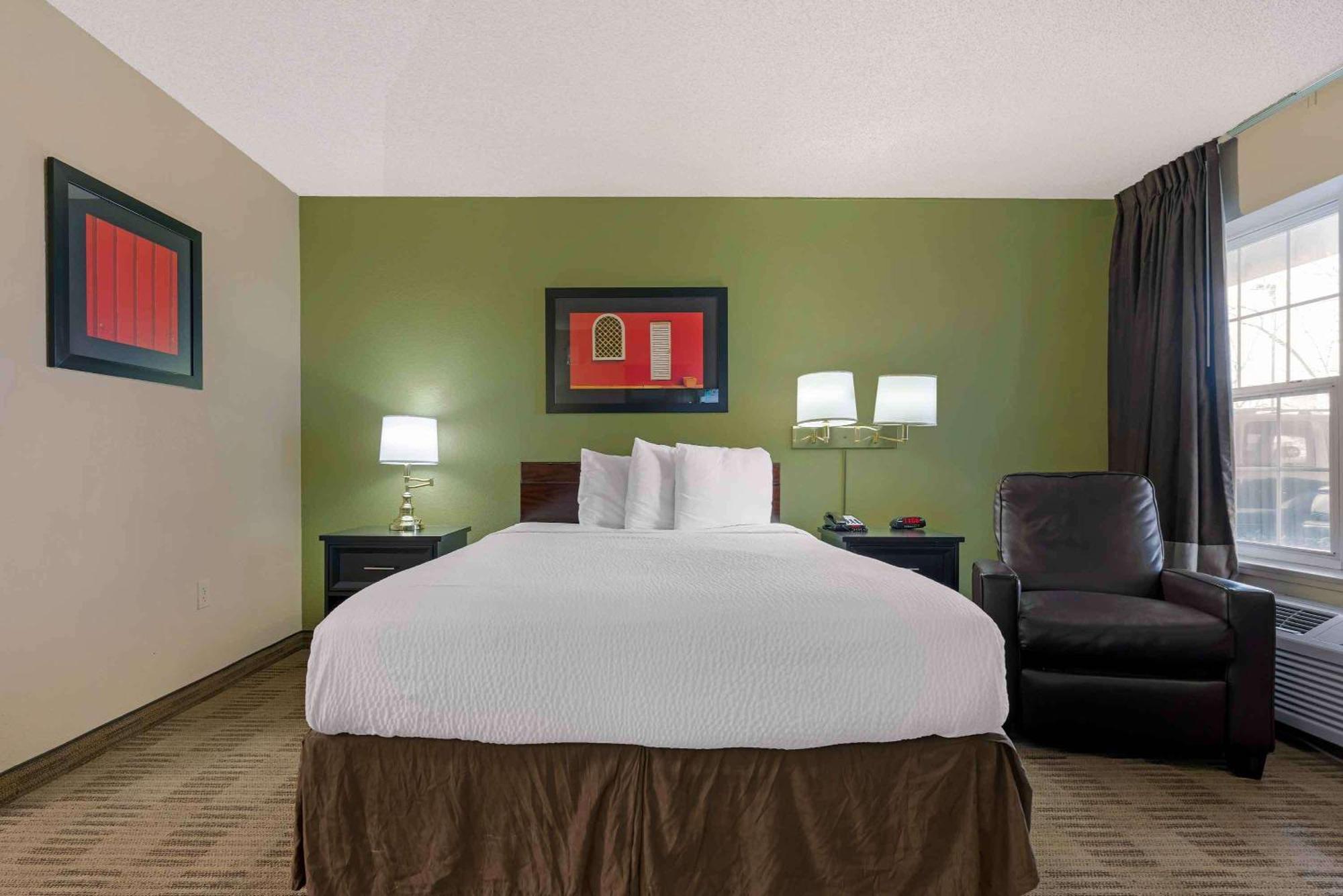 1 King Bed | Mob Acc RI Shwr Ste Nsmk Ktchn