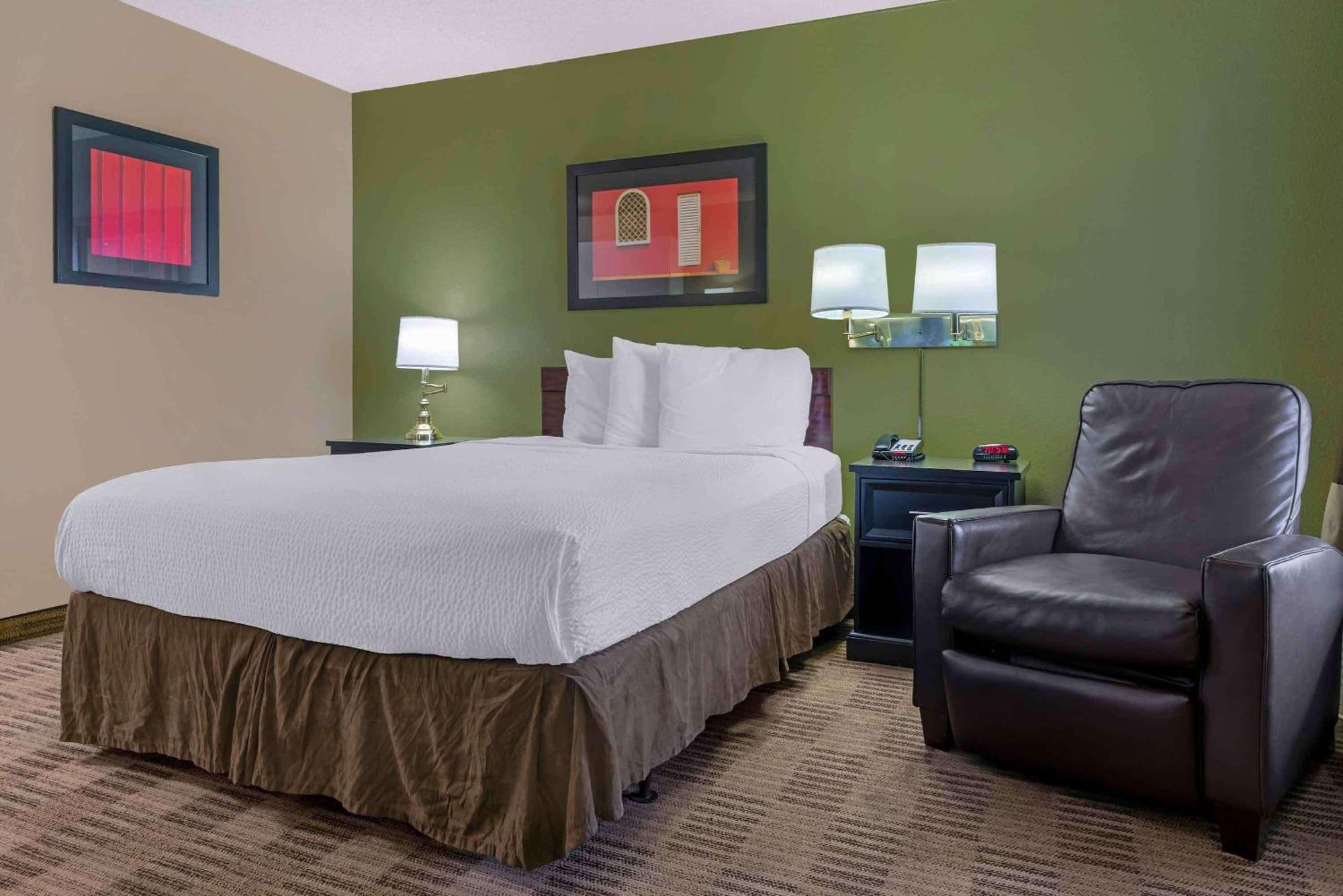 1 King Bed | Mob Acc RI Shwr Ste Nsmk Ktchn