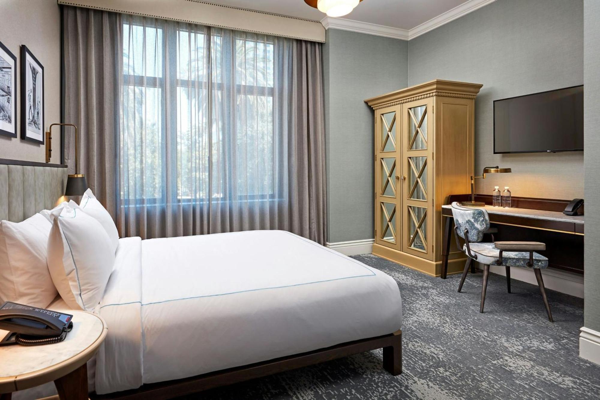 Deluxe Queen Room