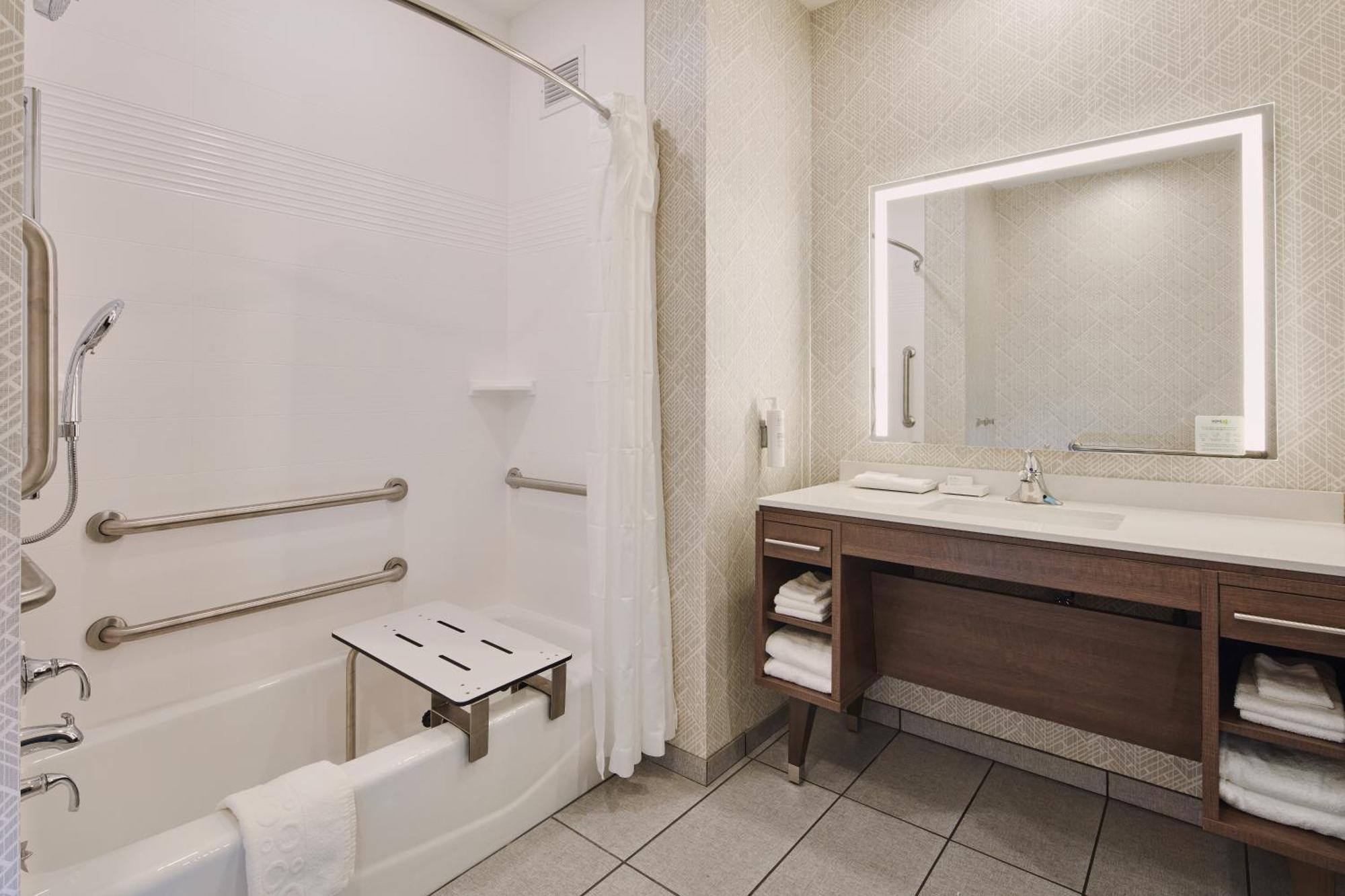 King Studio Suite with Bath Tub - Mobility Accessible